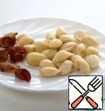 Pour a handful of almonds with hot water for 2 minutes and peel them.