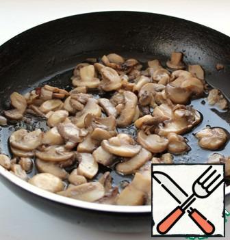 In the melted fat, fry the mushrooms, add salt.