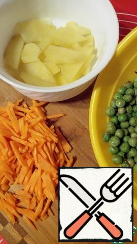Peel the potatoes and cut them into thin slices. Raw carrots grate on a Korean grater or cut into thin cubes. Pour boiling water over the green peas (defrost).
Mix the ingredients.