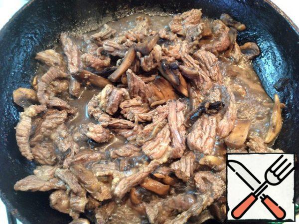 in a dry hot pan, pour the chopped mushrooms into strips, wait until they let the juice, add the meat, a little olive oil, fry over high heat, add a spoonful of Balsamico sauce, two tablespoons of dry wine and simmer over low heat under the lid until the meat is ready.