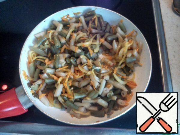 Add the beans to the onions and carrots, fry for 5 minutes (so that the water evaporates from the beans).