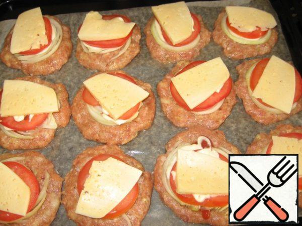 Cut the cheese, onion, tomato, pepper (I did not have it today) into thin slices (circles).
On a meat tortilla, we spread: ketchup-onion-mayonnaise-tomato-mayonnaise-cheese. A circle of pepper is pressed around the filling and the filling itself is also lightly crushed inside. In the preheated oven-180*C 30 min.