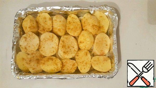 Cut the potatoes into circles, put them on top of the onion, season with salt and pepper)
We set aside)