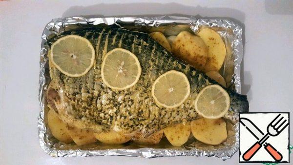 Add salt and pepper to the fish outside and inside) And! rub with butter, between the slots, along the entire length, and put a piece of butter inside)