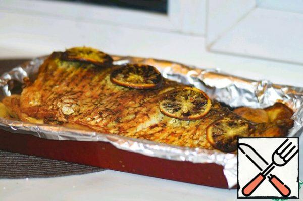 We spread the fish on the potatoes, put lemon slices on top and put it in the oven for 50 minutes)