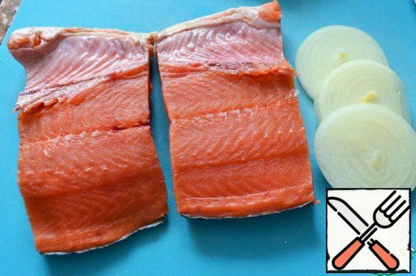 Clean the fish from the scales, wash it, blot it with a paper towel.
Cut out the ridge and cut into two portions.