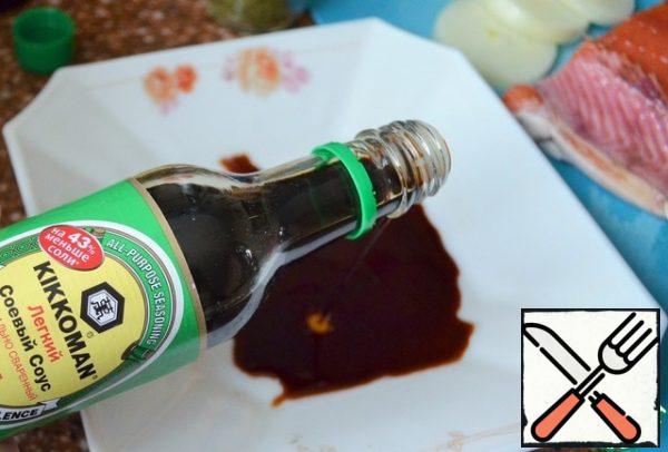 Pour soy sauce into a large flat plate.