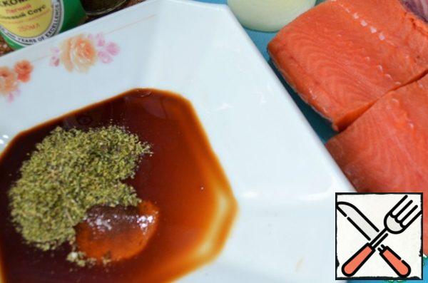 Add sugar and spices to the sauce.
Stir it up.