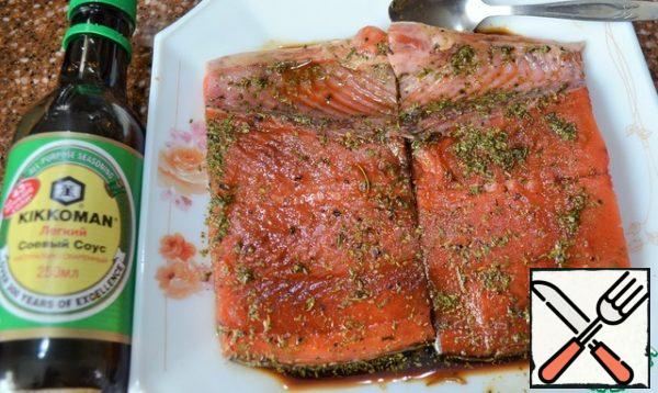 Put the fish in the sauce with the skin down, while greasing the top.
Leave on for 10 minutes.