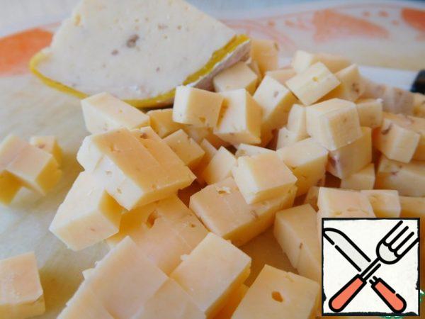 Cut the cheese into a small cube. You can take any cheese, I had it with walnuts, which gave an additional taste and aroma to the salad. You can also add a crushed handful of nuts, if you have regular cheese.
