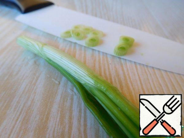 Finely chop the green onion.