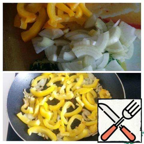 Chop the onion and pepper and fry in a small amount of vegetable oil.