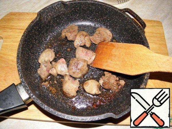 Wash the liver, peel, cut into small pieces, fry in butter for 3-5 minutes.