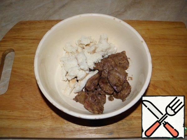 Combine the liver and bread, twist 2 times through a meat grinder or grind through a sieve (I did this time with a blender), in general, you should get a puree-like mass of the consistency of thick sour cream, all salt to taste.