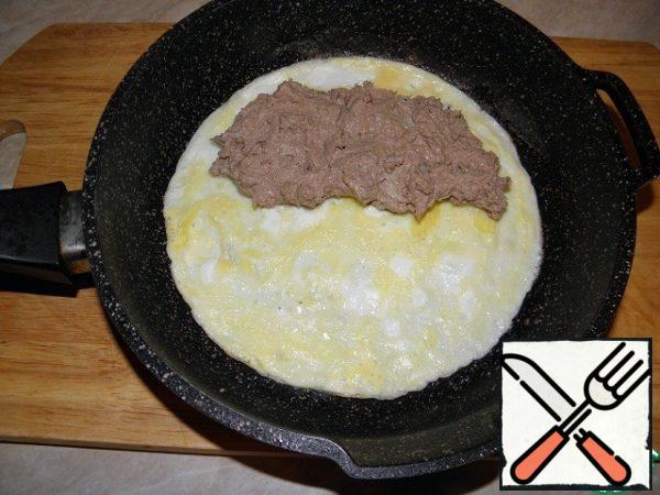 When the omelet thickens, put the liver mass on one half of it.