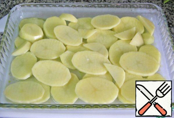 Cut the potatoes into thin slices. Put them in a form greased with oil. Season with salt and pepper. Sprinkle a little oil on top, add half a cup of water and put in the oven, preheated to 220 degrees for 18 minutes.