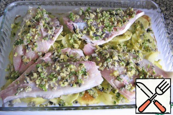 Put the dorado on top, sprinkle with the remaining mixture, you do not need to press the crumbs.