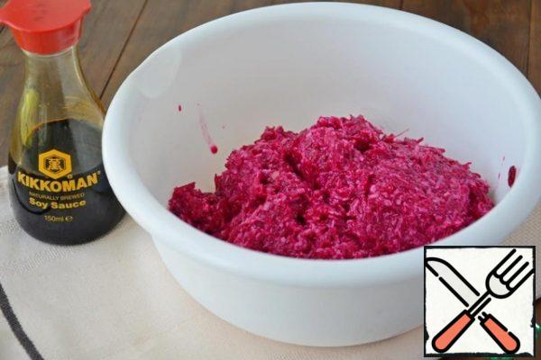 Mix the beetroot with the cheese and garlic. Add soy sauce, flour, egg, and pepper. Mix everything well.