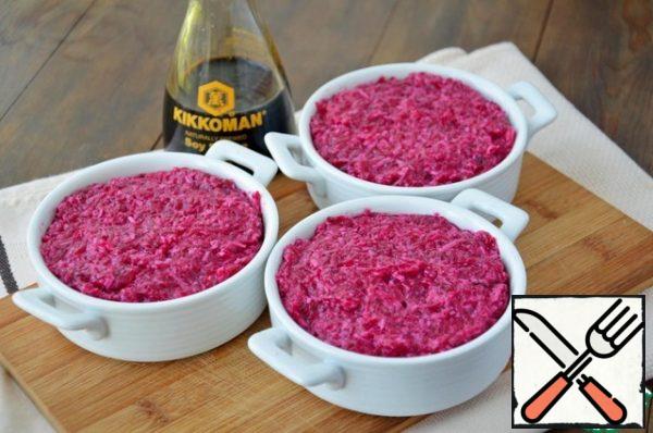 Grease the molds with butter, put the beet mass in the molds.