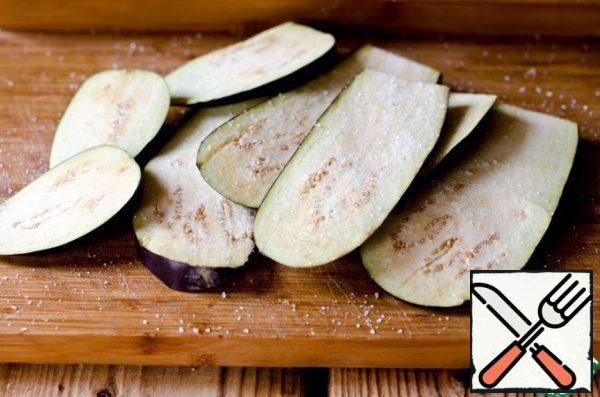 Do the same with the eggplant, sprinkle it with salt.
