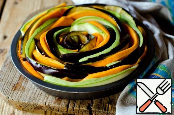Add soy sauce to the onion and garlic. In a heat-resistant baking dish, place the vegetables in a circle, alternating them and giving the shape of a rose.