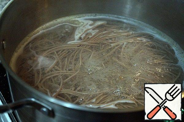 Boil the noodles in salted water according to the instructions on the package.