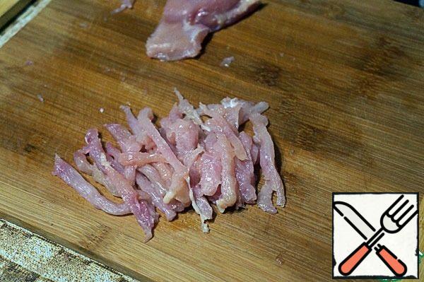 Cut the chicken fillet into thin strips.