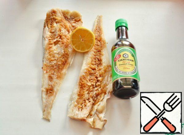I cut the fish into fillets on my own, but you can take the finished fillet. Save the skin.
Drizzle each fillet with lemon juice and season with soy sauce.