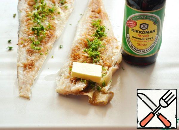 Sprinkle the fish with chopped dill. On the wide side, put a piece of frozen butter.