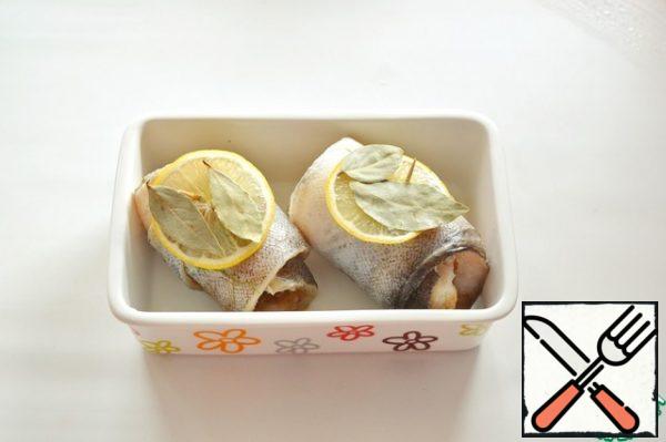 Put a thin slice of lemon and a couple of bay leaves on each roll.
In the process of cooking, so that the rolls do not unfold, you can wrap them in foil.
