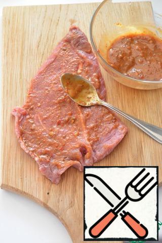 A piece of pork should not be very thick (1-1. 5 cm). Spread the pork marinade on all sides and leave for 10-15 minutes to marinate.