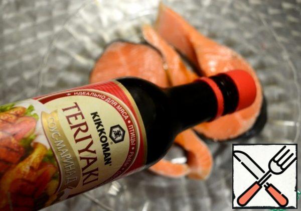 We coat the salmon with soy sauce. We remove it for about 15 minutes.