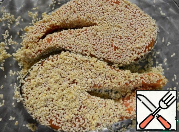 Salmon steaks are thoroughly rolled in sesame seeds, sent to a well-heated frying pan with vegetable oil. Fry on both sides for 3-4 minutes.