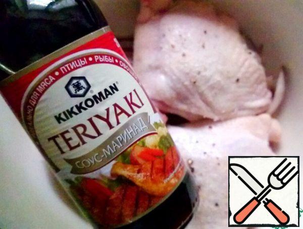 We coat the chicken thighs under the skin with mustard, and rub salt and black pepper into the skin itself from above. Put the chicken thighs in a container for marinating, add the onion and garlic, pour the marinade sauce, leave to stand for a while.