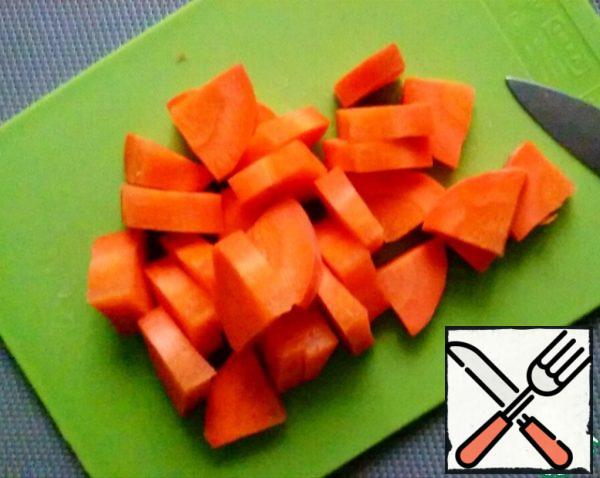 Wash, clean, cut the carrots into slices about 5 mm thick.