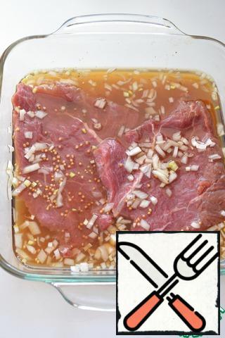 Put the pork steaks in the cooled marinade and leave to marinate. Marinating time is at least 20 minutes, maximum-12 hours.