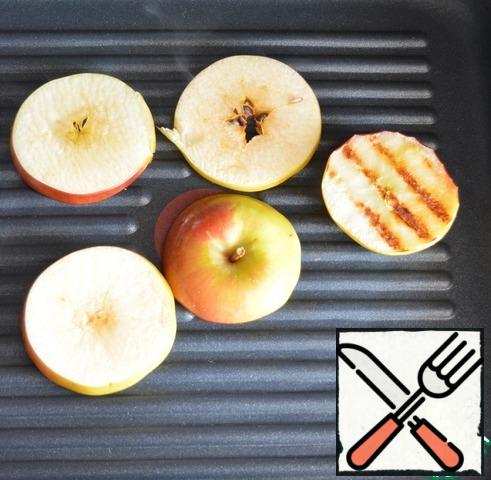 Cut the apples into 0.5 cm thick slices. Also brush with oil and cook on the grill on both sides until the characteristic stripes appear.