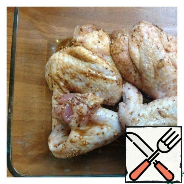After a while, we put the wings in a baking dish along with the marinade, with the exception of lemons. We send the wings to the oven for 35-40 minutes at 190 -180 gr until ready.