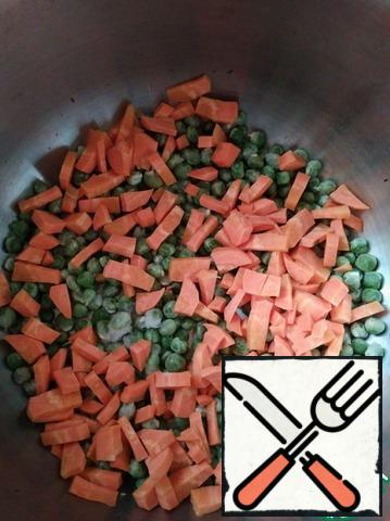Cut the carrots randomly, add to the peas.