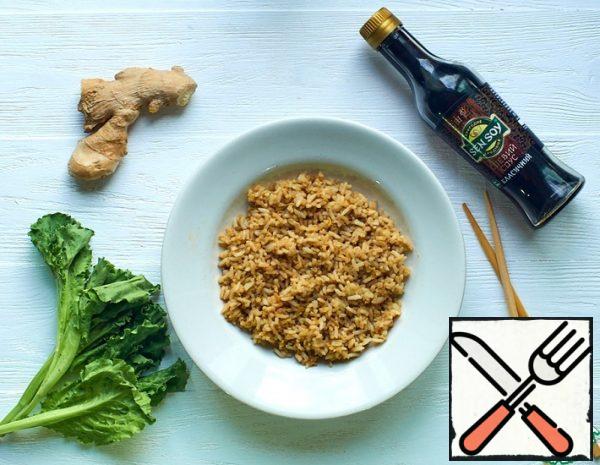 Cook the rice until tender and cool.
Grate the ginger. TOGETHER with the JUICE, transfer it to a preheated frying pan (it is better, of course, to use a wok pan). When the liquid has evaporated, pour in the oil and put in the rice. Mix everything thoroughly. Shake the eggs with a fork. 