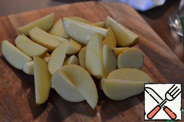 Wash and dry the potatoes. Cut into quarters.
