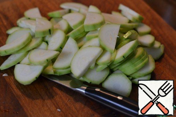 Cut the zucchini into half rings.