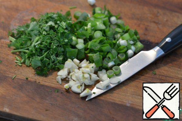 Finely chop the garlic, onion and parsley.