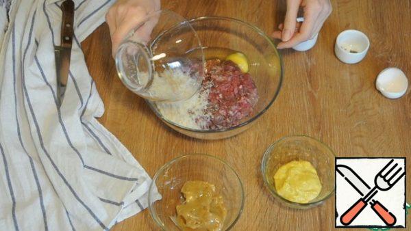 In a deep bowl, mix the minced meat, egg, breadcrumbs, salt, pepper.