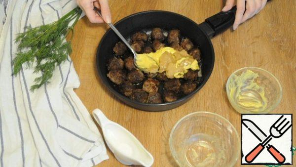 To the fried meatballs, add honey, mustard and water. Simmer under the lid on low heat for 5-7 minutes.
