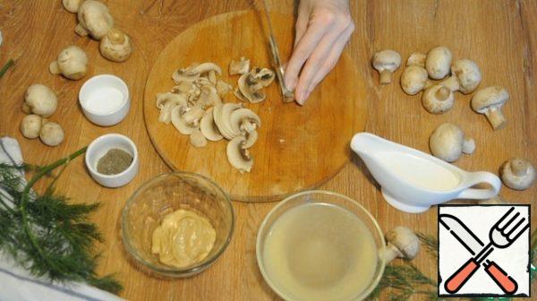Cut the mushrooms. Fry them in the same oil in which the chicken was fried.