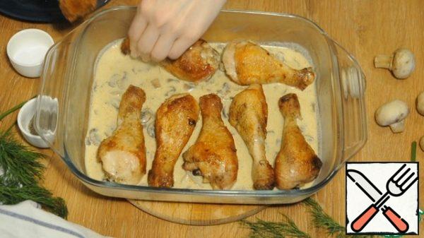 Pour the sauce into a baking dish, put the chicken on top. Put the mold in a preheated 180 degree oven for 20 minutes.