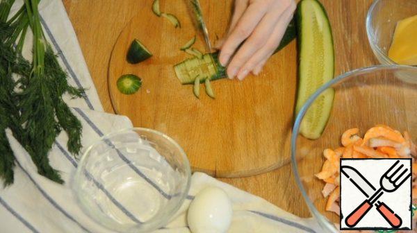We also cut the cucumber into strips, the egg into small cubes, spread it with the rest of the ingredients.