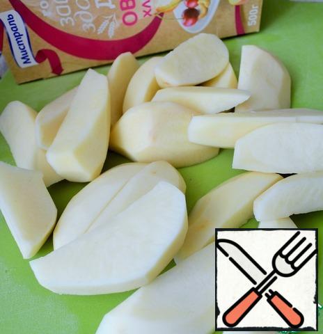 Peel the potatoes and cut them into large slices.
Rinse and dry.