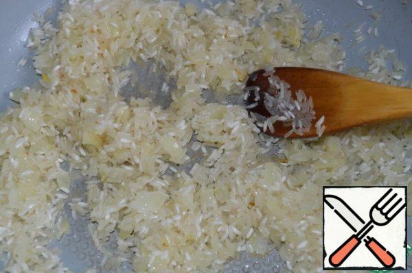 Add the washed rice, stir and fry, stirring 1-1. 5 minutes.